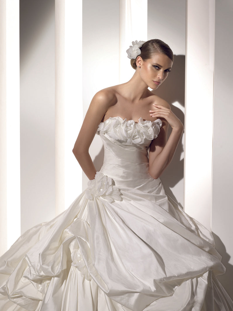 Pronovias Strapless Bridal Ball Gown Mistico, Off-White/Ivory, size 6